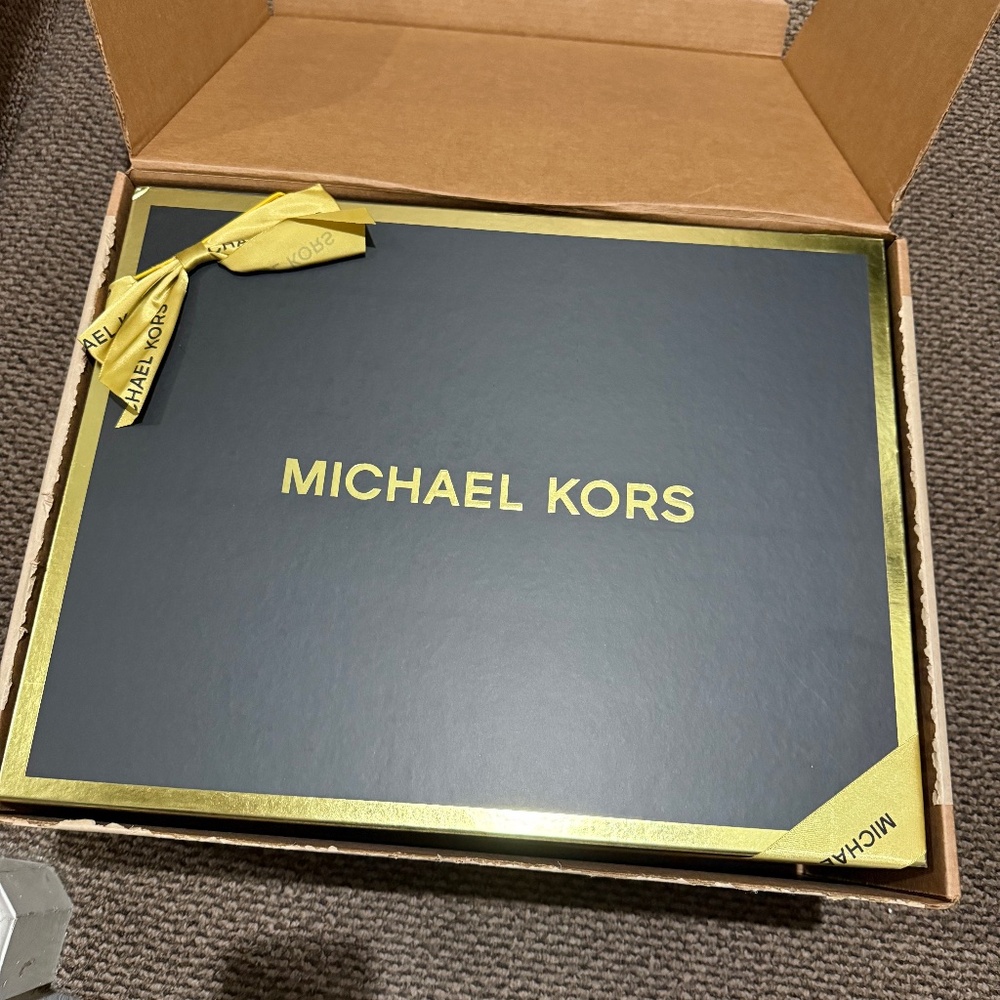 🎁Michael Kors Elegant Black/Gold Gift Box